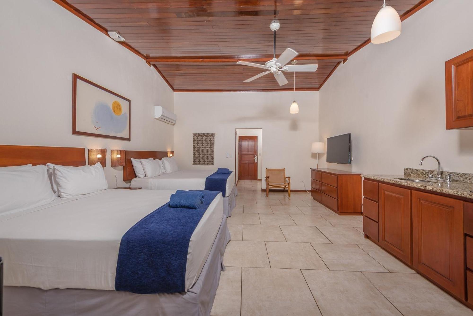 The Coast Beachfront Hotel تاماريندو الغرفة الصورة