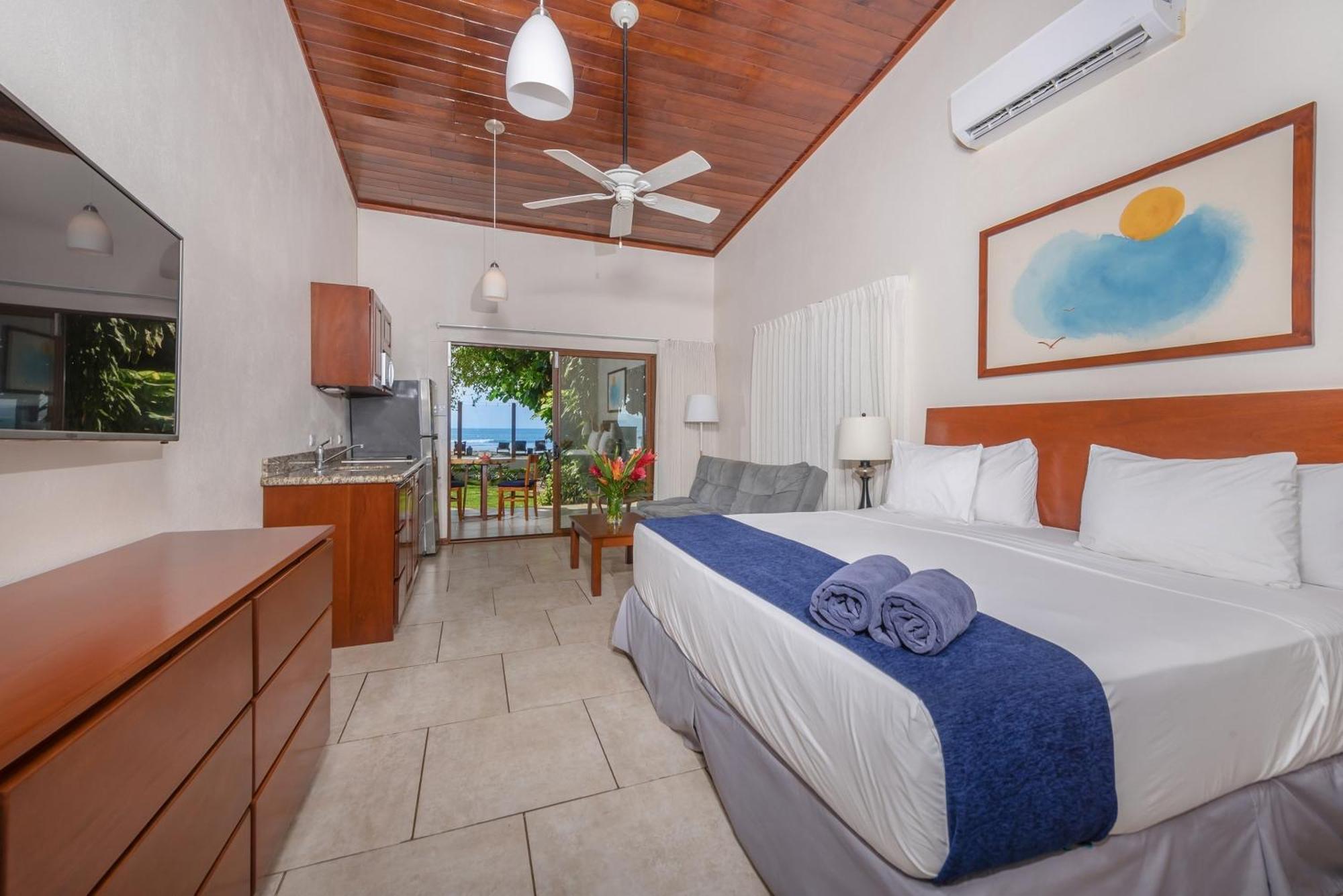 The Coast Beachfront Hotel تاماريندو الغرفة الصورة